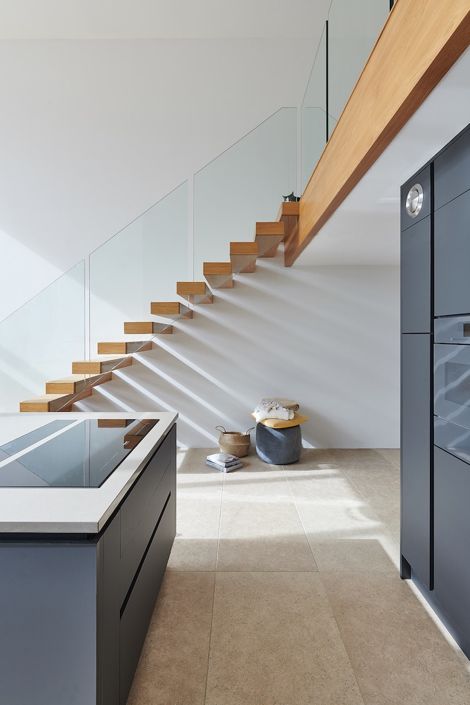 How do Floating Staircases work? Modern Cantilever Stairs Systems